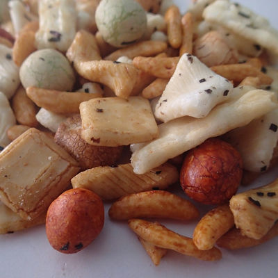 Bom preço Mistura cozida japonesa do biscoito do arroz dos biscoitos do arroz do amido com amendoins revestidos on-line