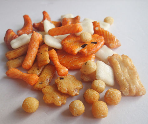 Bom preço Os biscoitos japoneses doces do arroz do OEM de China misturam petiscos do biscoito do arroz on-line