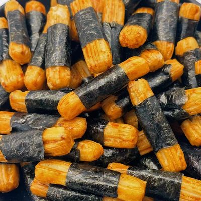 O biscoito friável do arroz soprou petiscos de barra japoneses do rolo do arroz da alga do alimento