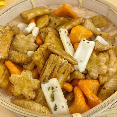 O múltiplo dá forma ao biscoito japonês do arroz da mistura da alga do biscoito do arroz