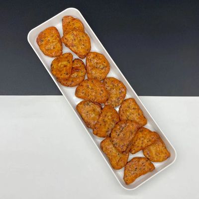 Bom preço O OEM aceita a preservação picante dos biscoitos do arroz na temperatura normal on-line
