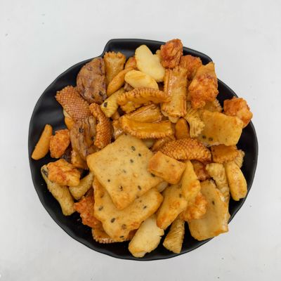 Bom preço Biscoitos de arroz com sabor salgado, ligeiros, crocantes e um lanche familiar on-line