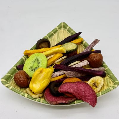 Bom preço Snacks de Frutas e Vegetais Fritos a Vácuo Sabor Original Contendo Variedade de Vegetais e Frutas Quiabo Cenoura Banana Kiwi e Taro on-line